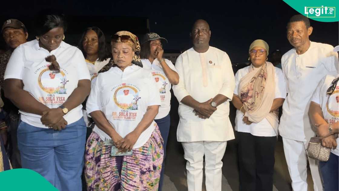 Yoruba Nollywood stars pay their final respects as the remains of the late Onipokia of Ipokia Kingdom are received at the airport Yoruba Nollywood stars pay their final respects as the remains of the late Onipokia of Ipokia Kingdom are received at the airport