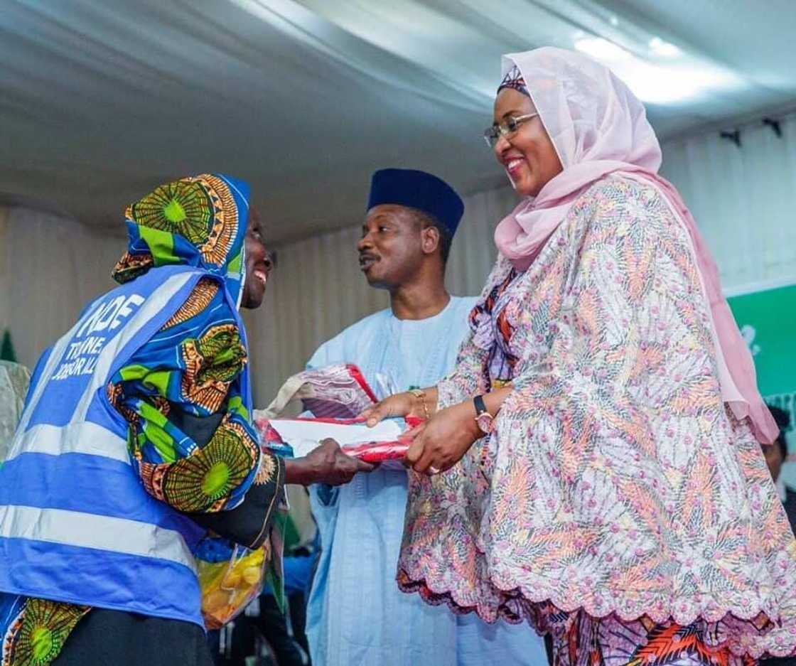 Da arziki a gidan wasu: Mata 2000 daga jahar Adamawa sun ci albarkacin Aisha Buhari Da arziki a gidan wasu: Mata 2000 daga jahar Adamawa sun ci albarkacin Aisha Buhari