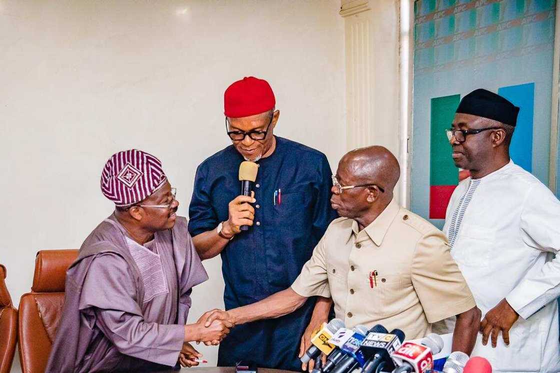 Manyan APC na dumi yayinda ake kishin-kishin Sanata Ajimobi zai zama Shugaban rikon kwarya na jam’iyyar Manyan APC na dumi yayinda ake kishin-kishin Sanata Ajimobi zai zama Shugaban rikon kwarya na jam’iyyar