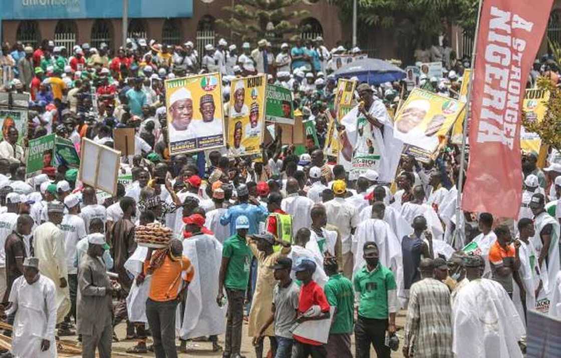 Taron siyasa Taron siyasa