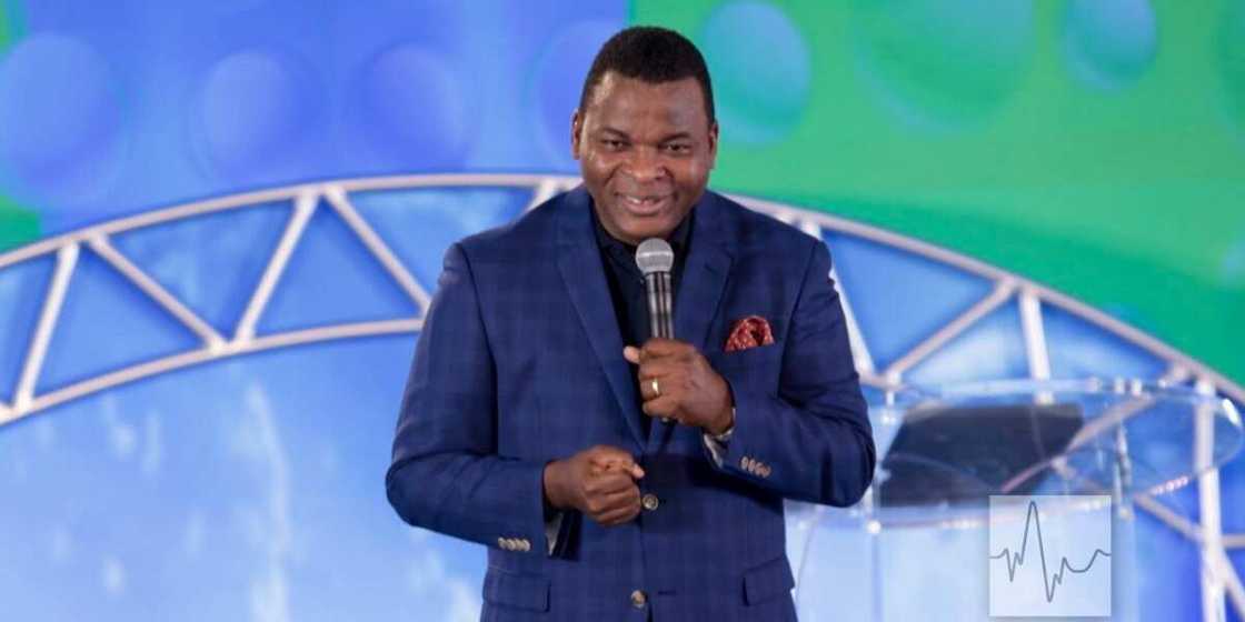 Nigerian pastor mocks other clerics, Christians wearing face mask inside church Nigerian pastor mocks other clerics, Christians wearing face mask inside church