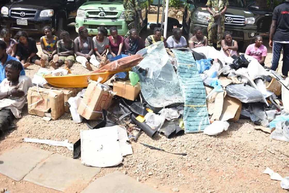 Hotunan matasa 30 da aka kama bayan yashe gidan Yakubu Dogara Hotunan matasa 30 da aka kama bayan yashe gidan Yakubu Dogara