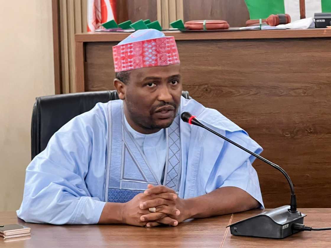 Shugaban majalisar dokokin Kano ya sauya sheka zuwa jam'iyyar APC Shugaban majalisar dokokin Kano ya sauya sheka zuwa jam'iyyar APC