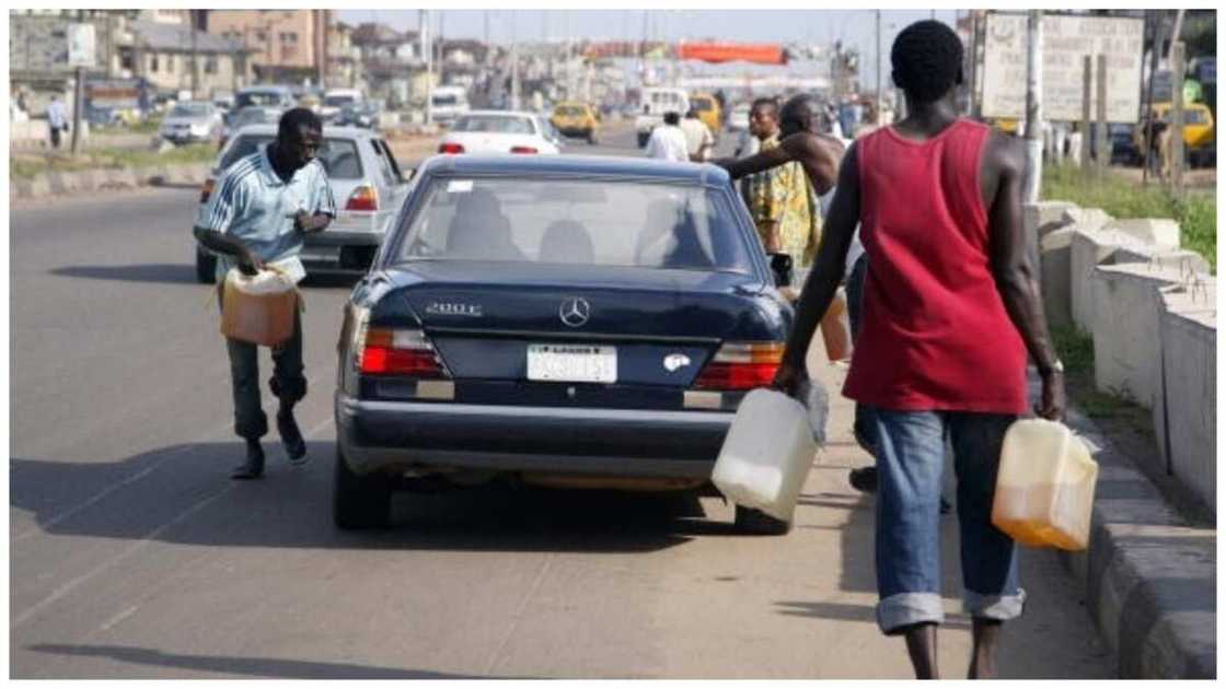 An rahoto cewa 'yan bumburutu na cin karensu ba babbaka a Sokoto saboda karancin man da aka samu An rahoto cewa 'yan bumburutu na cin karensu ba babbaka a Sokoto saboda karancin man da aka samu