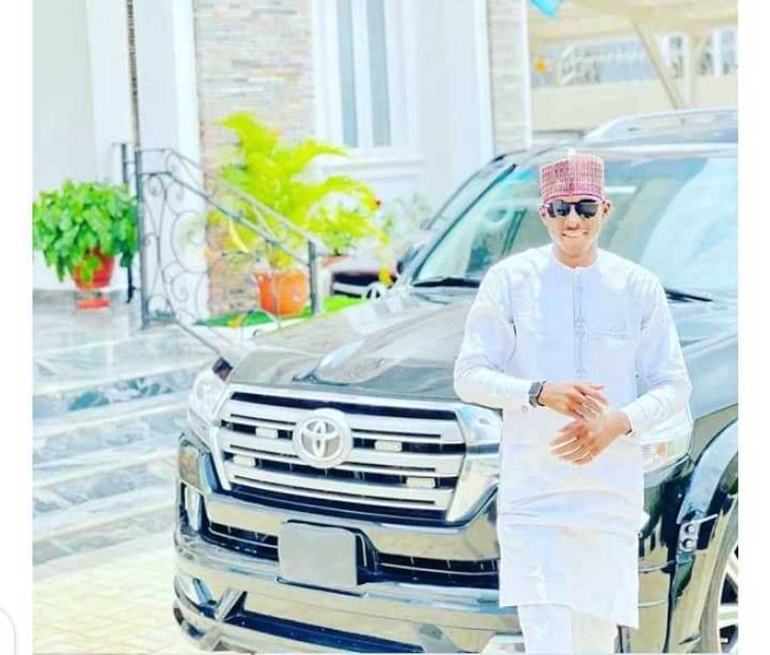 Hotunan motoci da suturun alfarma da kanin Abba Kyari ke fantamawa ciki Hotunan motoci da suturun alfarma da kanin Abba Kyari ke fantamawa ciki