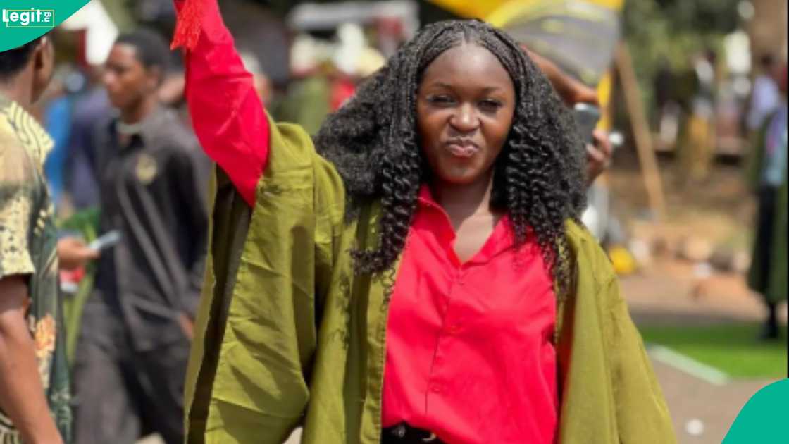 A man proposes to his girlfriend on her matriculation, gets dramatic reaction A man proposes to his girlfriend on her matriculation, gets dramatic reaction