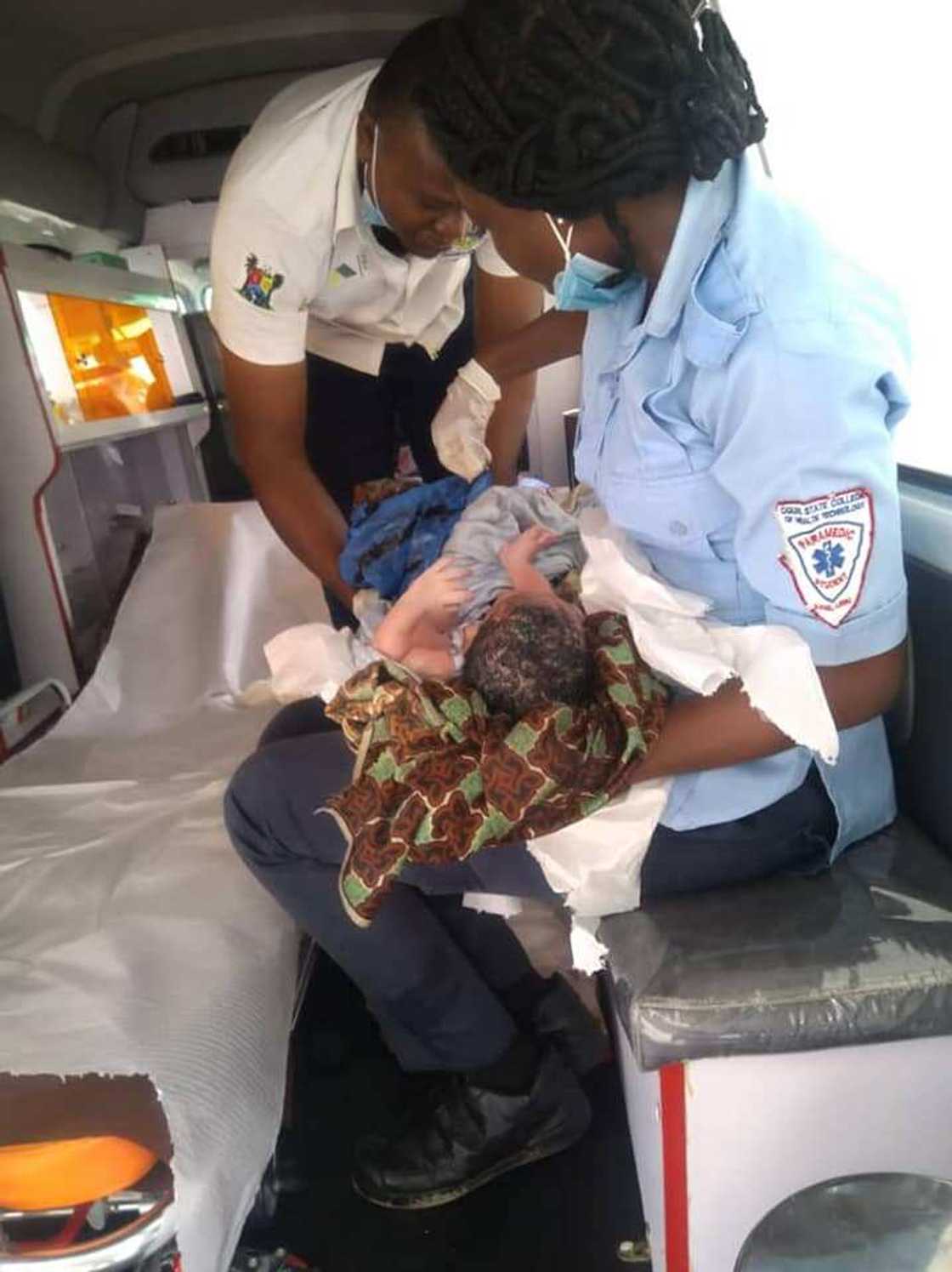 Hotuna: Yadda ma'aikatan LASEMA suka taimakawa wata mata da bata da gida ta haihu a karkashin gada