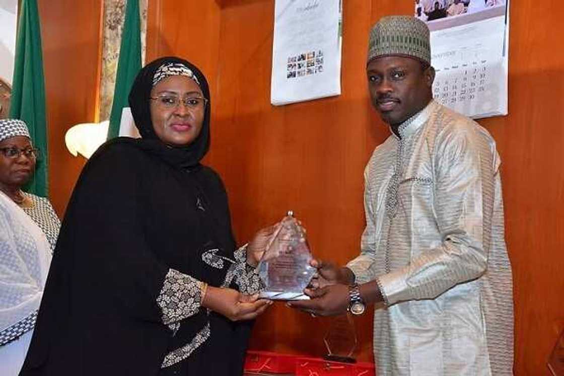 Aisha Buhari ta yiwa wasu 'yan fim sha-tara ta arziki a fadar shugaban kasa (Hotuna) Aisha Buhari ta yiwa wasu 'yan fim sha-tara ta arziki a fadar shugaban kasa (Hotuna)