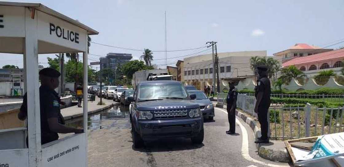 COVID-19: Yadda jama'a suka yi watsi da doka a Abuja da Legas (Hotuna) COVID-19: Yadda jama'a suka yi watsi da doka a Abuja da Legas (Hotuna)