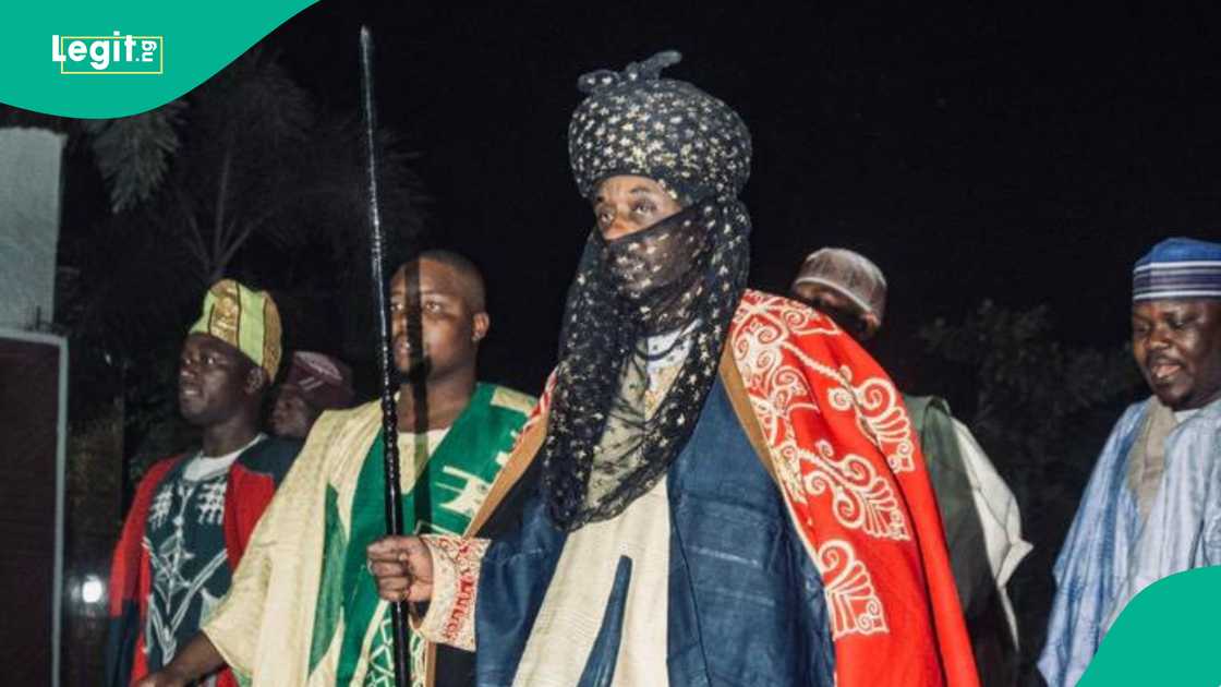 Sarki Muhammdu Sanusi II sanye da bakin rawani Sarki Muhammdu Sanusi II sanye da bakin rawani