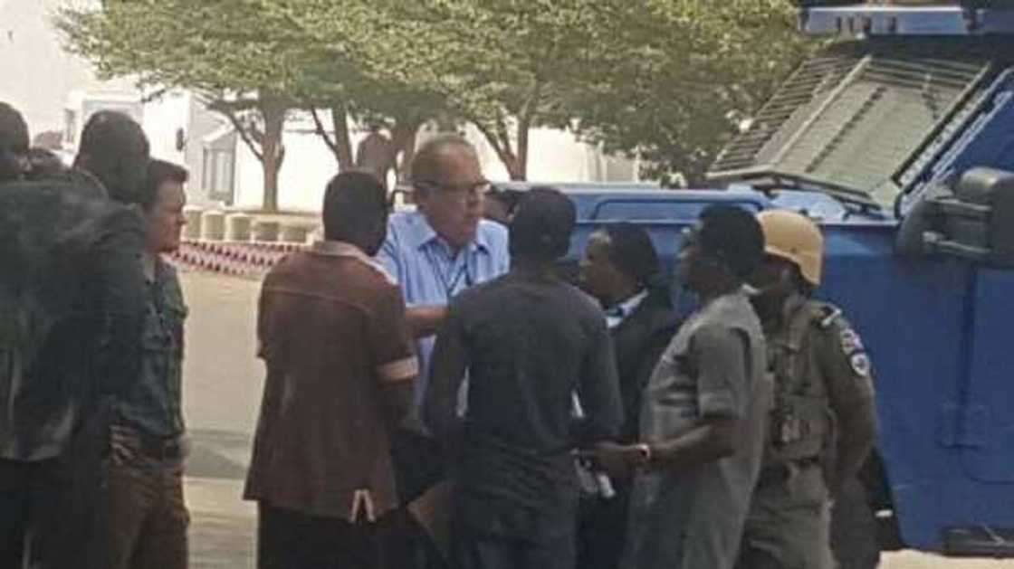 El-Zakzaky; Mabiya Shi'a sun garzaya ofishin jakadancin Amurka El-Zakzaky; Mabiya Shi'a sun garzaya ofishin jakadancin Amurka