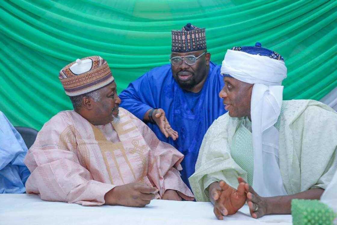 Janar Buratai ya na son Rotimi Amaechi Janar Buratai ya na son Rotimi Amaechi