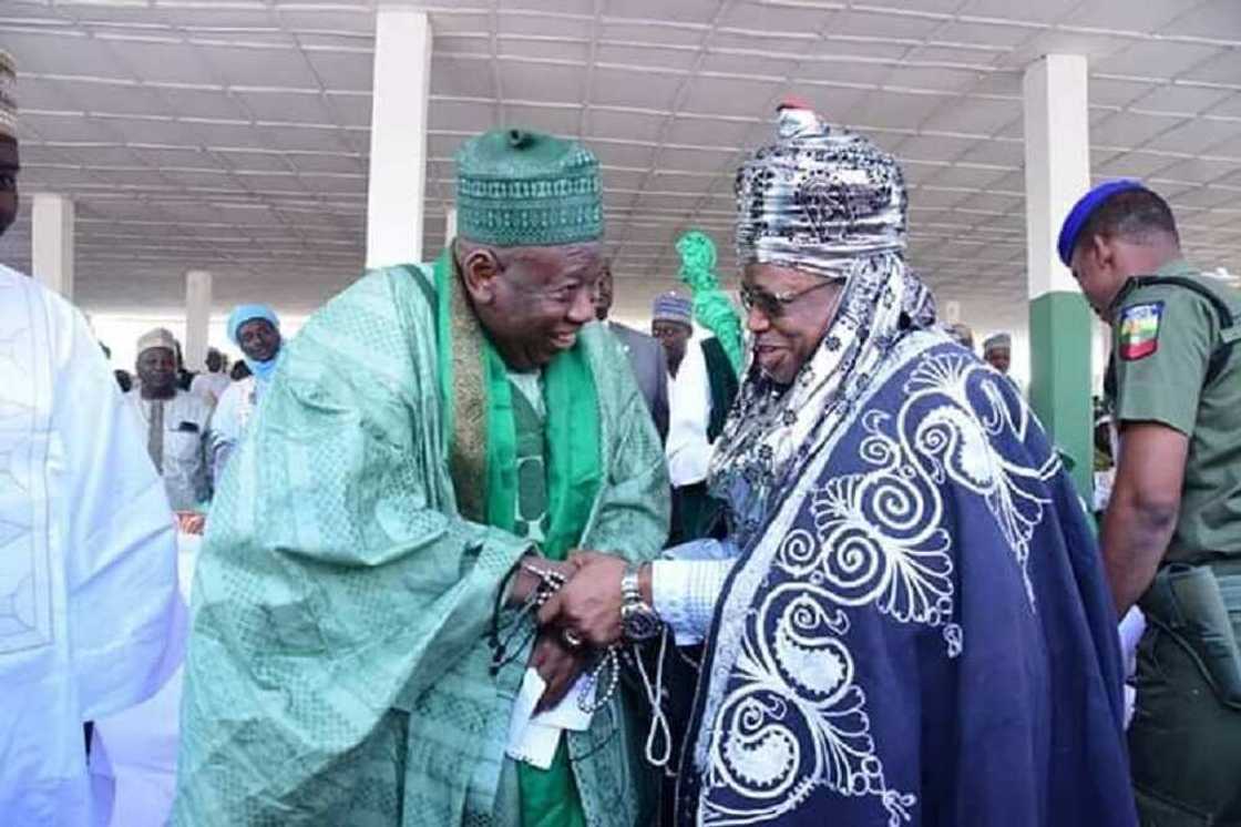 Bidiyon Sheikh Karibu Kabara: Ina najiye da zirin ganshi Annabi da aka bani kyauta shekaru 8 da suka gabata Bidiyon Sheikh Karibu Kabara: Ina najiye da zirin ganshi Annabi da aka bani kyauta shekaru 8 da suka gabata