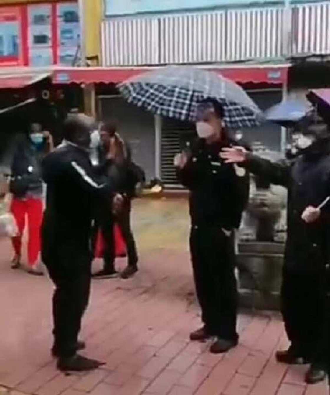 COVID-19: Bidiyon yadda aka fatattaki wasu 'yan Najeriya daga otal a China don gudun yaduwar cuta COVID-19: Bidiyon yadda aka fatattaki wasu 'yan Najeriya daga otal a China don gudun yaduwar cuta