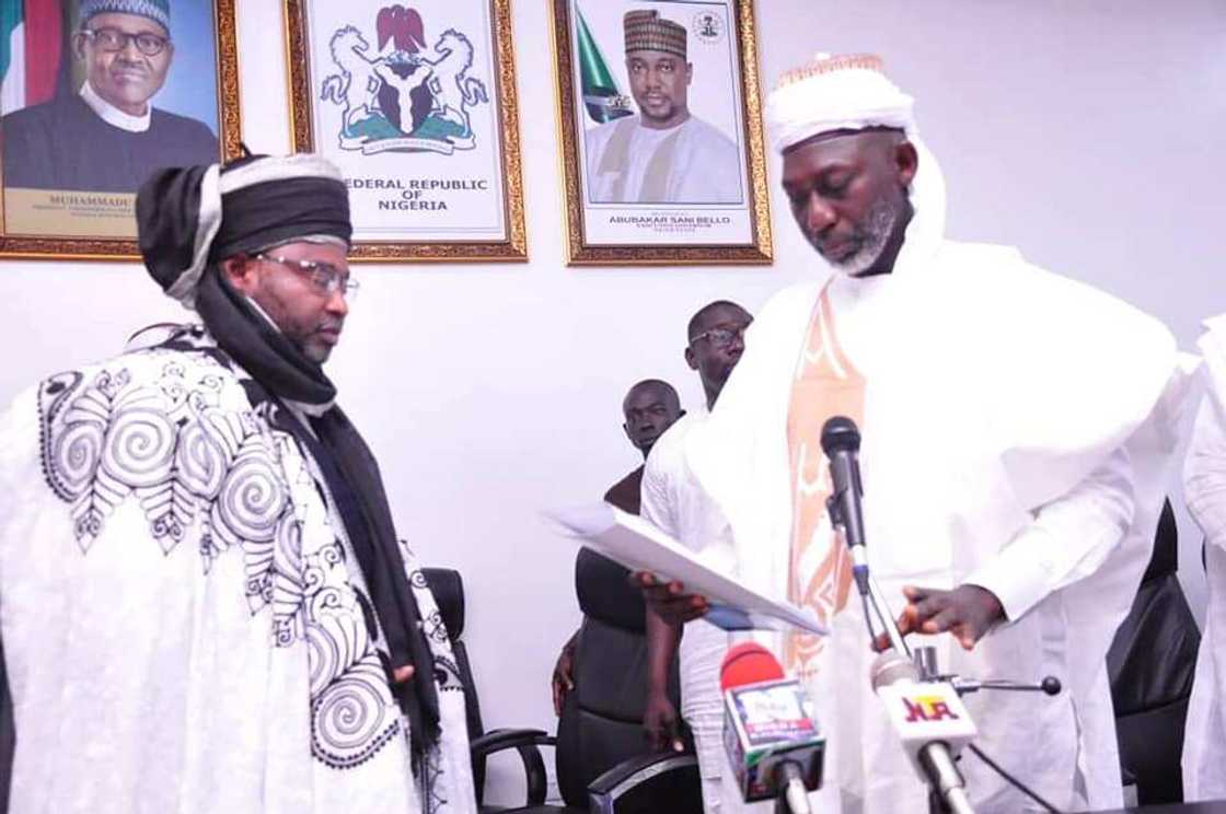 Gwamna Sani Bello ya mika takardar kama aiki ga sabon Sarkin Kontagora, Alhaji Mohammed Barau Kontagora Gwamna Sani Bello ya mika takardar kama aiki ga sabon Sarkin Kontagora, Alhaji Mohammed Barau Kontagora
