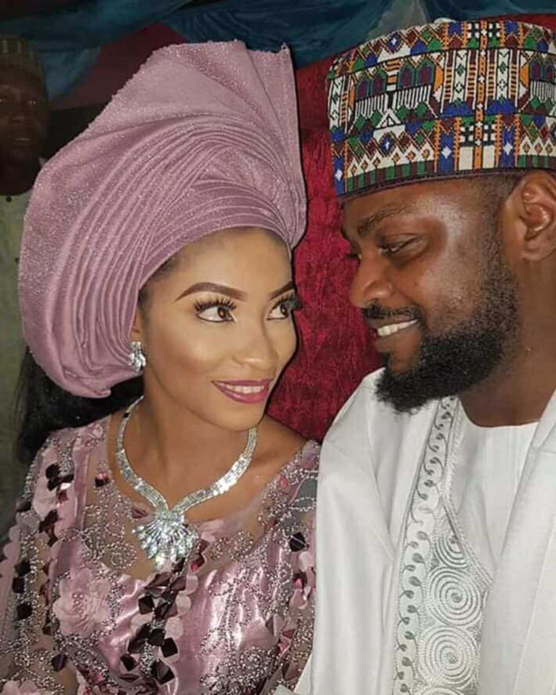 Aure na 6: Hotunan Adam A. Zango da sabuwar amaryar sa Aure na 6: Hotunan Adam A. Zango da sabuwar amaryar sa