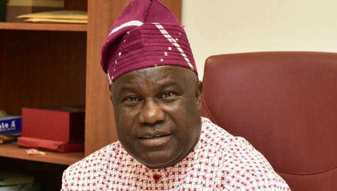 Kotu ta kwace kadadrorin sanatan APC saboda yawan bashin da ake binsa Kotu ta kwace kadadrorin sanatan APC saboda yawan bashin da ake binsa