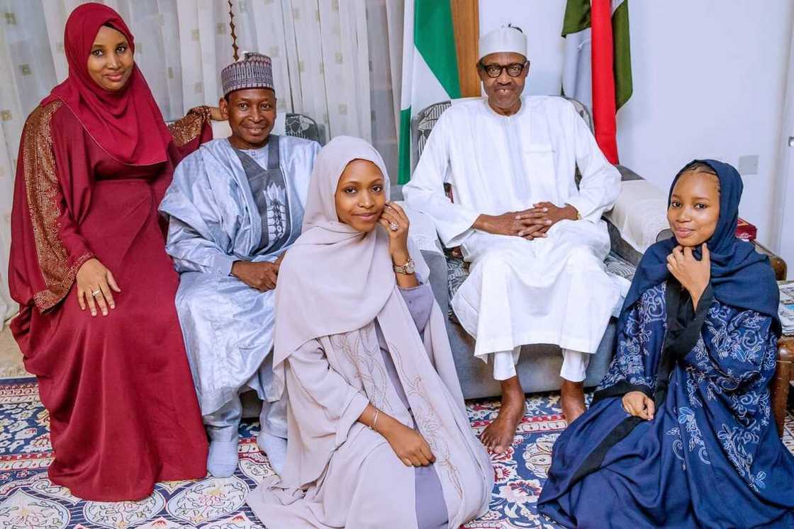 Buhari yayin karbar gaisuwar sallah ta babban akanta na kasa, Ahmed Idris tare da iyalansa Buhari yayin karbar gaisuwar sallah ta babban akanta na kasa, Ahmed Idris tare da iyalansa