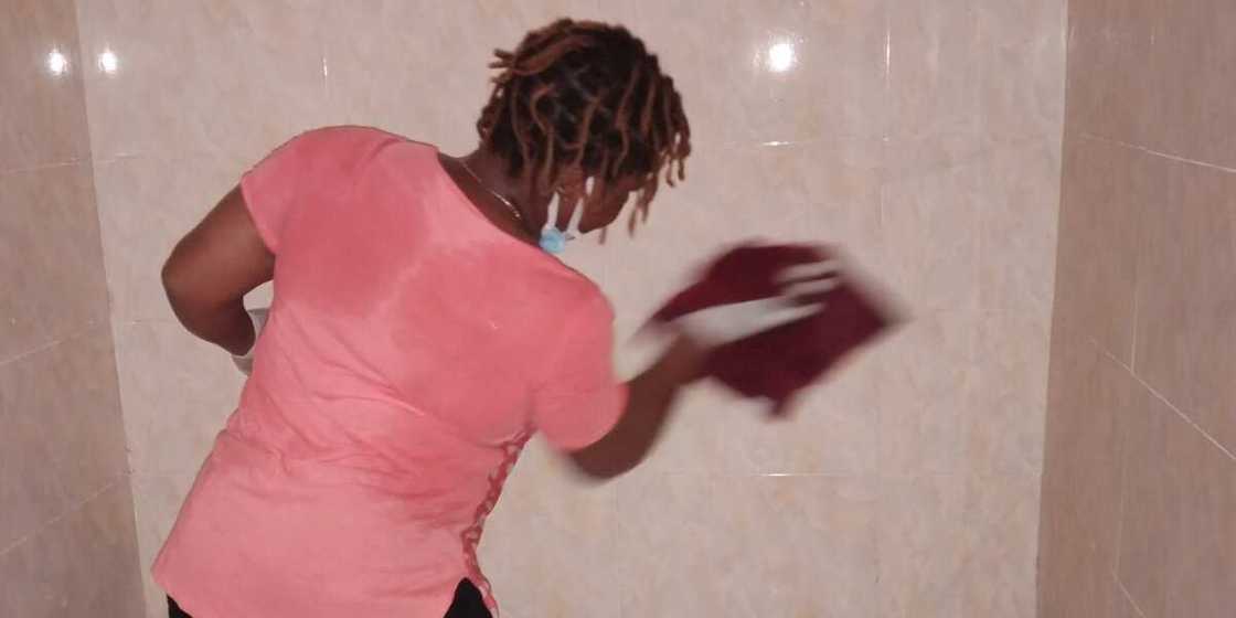 Lady Shares Picture of Her Hustle, Discloses how She Gets Customers; Social Media Reacts Lady Shares Picture of Her Hustle, Discloses how She Gets Customers; Social Media Reacts