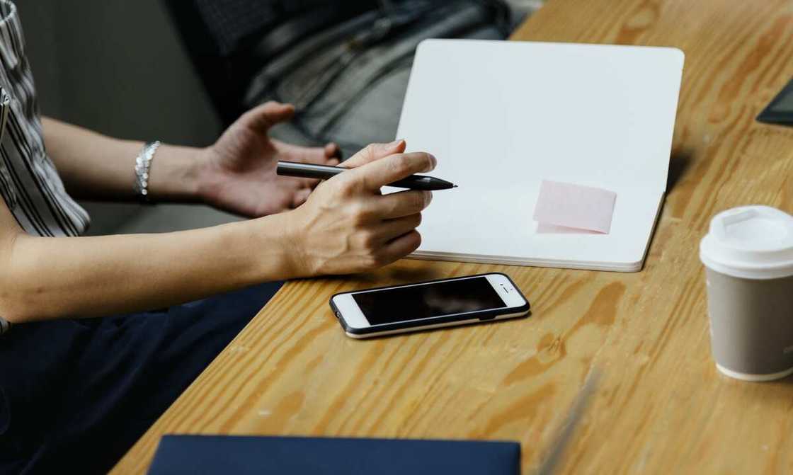 Responsibilities and duties of a secretary - full job description Responsibilities and duties of a secretary - full job description