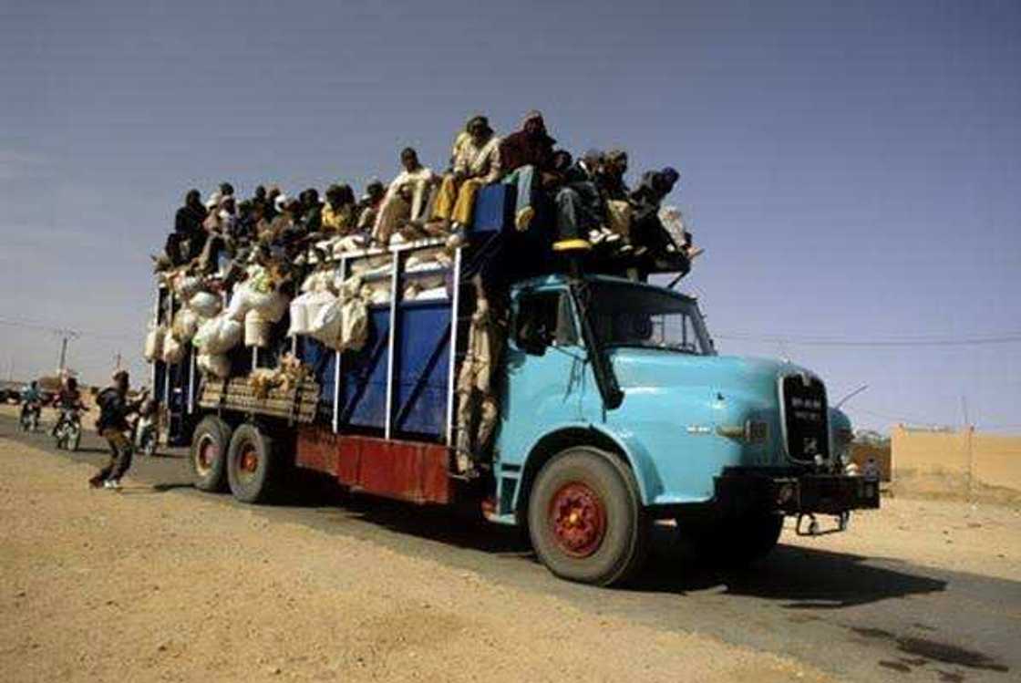 Tirela cike da mutane Tirela cike da mutane