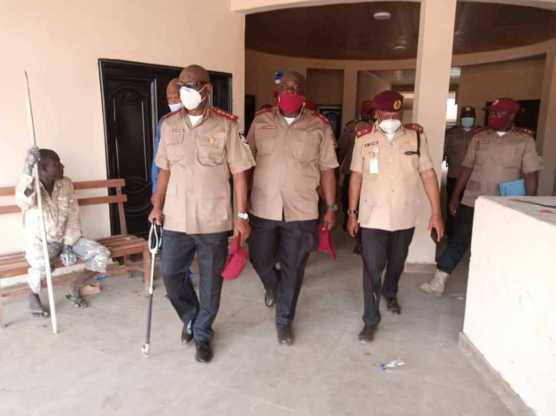 Da Sauran Kwana: FRSC Ta CecI Wasu Fasinjoji Daga Hannun Bugaggen Direba Da Sauran Kwana: FRSC Ta CecI Wasu Fasinjoji Daga Hannun Bugaggen Direba