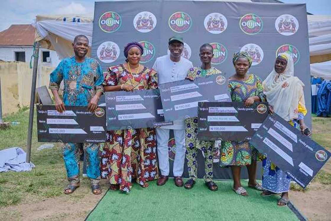 Orijin Pays Courtesy Visit to Ataoja Of Osogbo, Empowers Indigenes with Millions Orijin Pays Courtesy Visit to Ataoja Of Osogbo, Empowers Indigenes with Millions