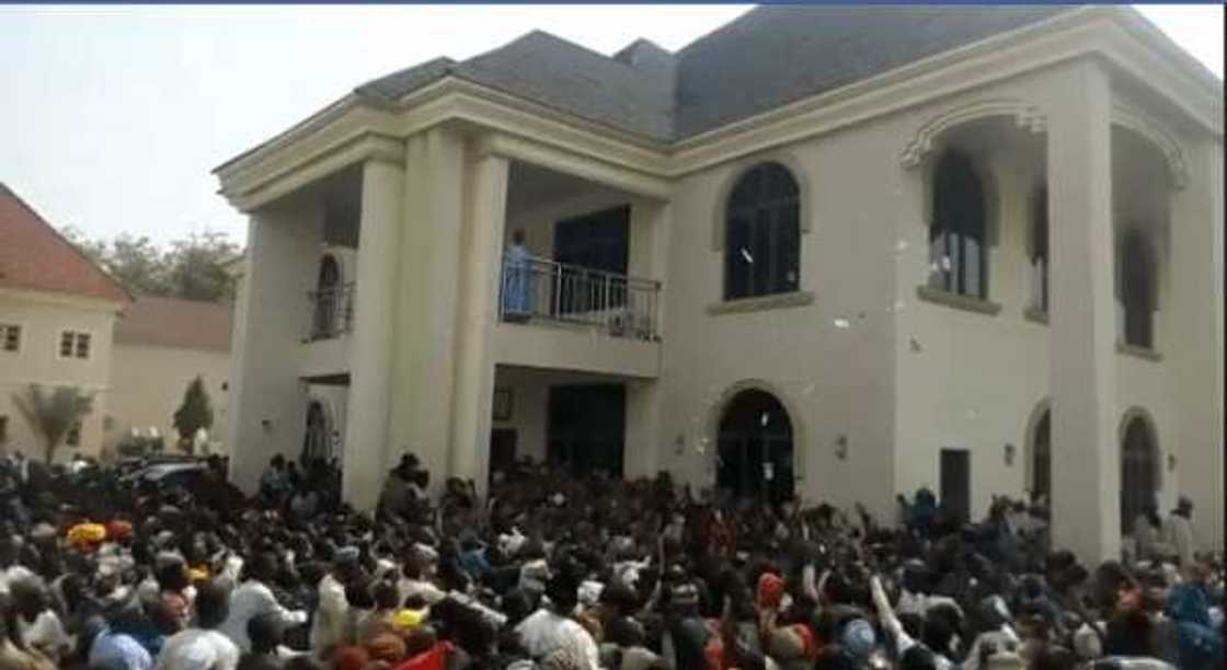 Sanata Wamako ya yi yayyafin kudi ga magoya bayansa, hotuna Sanata Wamako ya yi yayyafin kudi ga magoya bayansa, hotuna