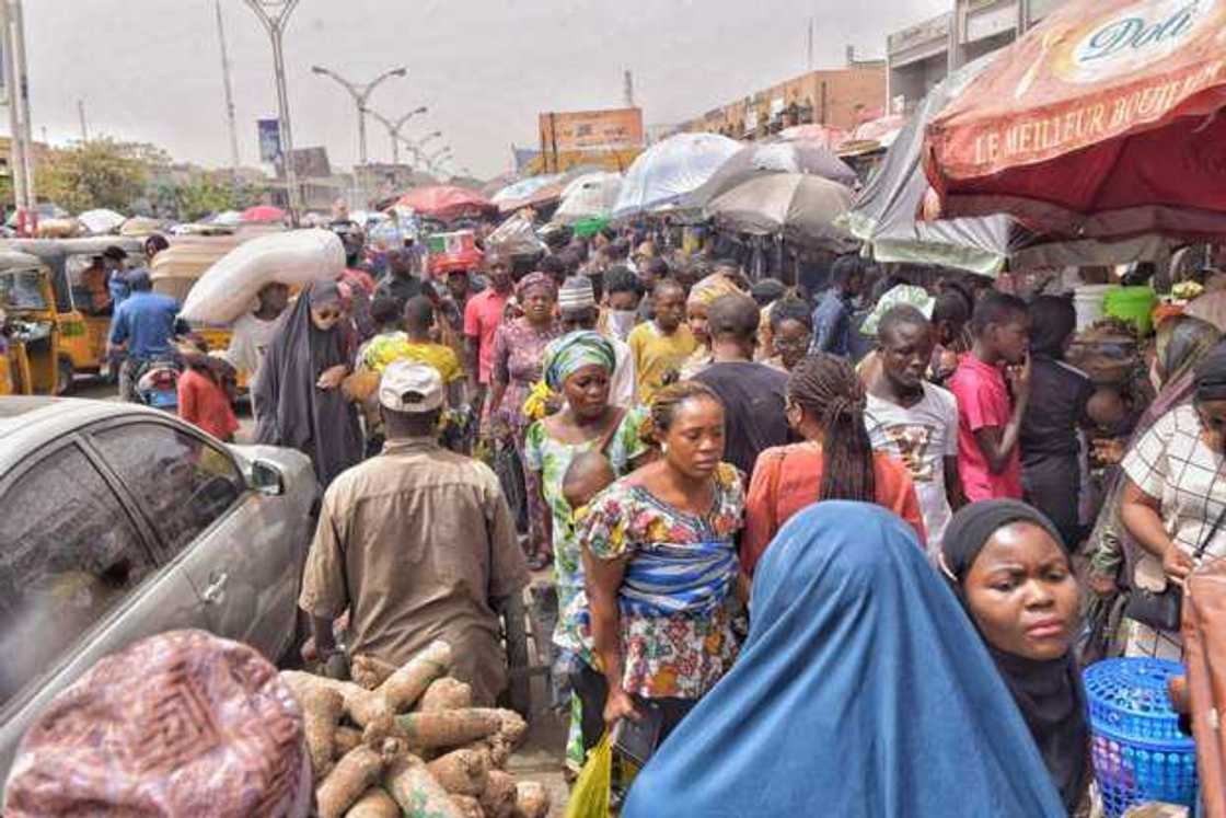 Yadda kasuwannin Kano suka tumbatsa yayin da dokar hana fita ke daf da fara aiki Yadda kasuwannin Kano suka tumbatsa yayin da dokar hana fita ke daf da fara aiki