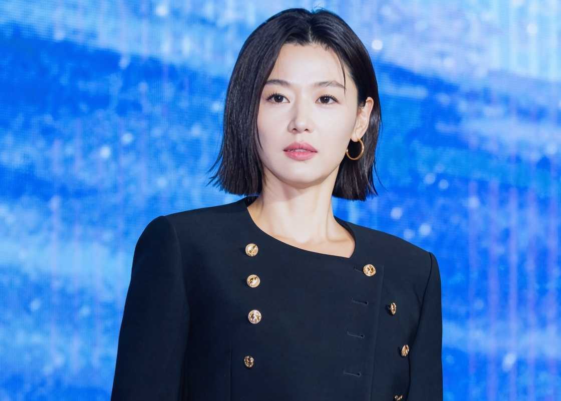 Jun Ji-hyun poses on stage against a blue bakground Jun Ji-hyun poses on stage against a blue bakground