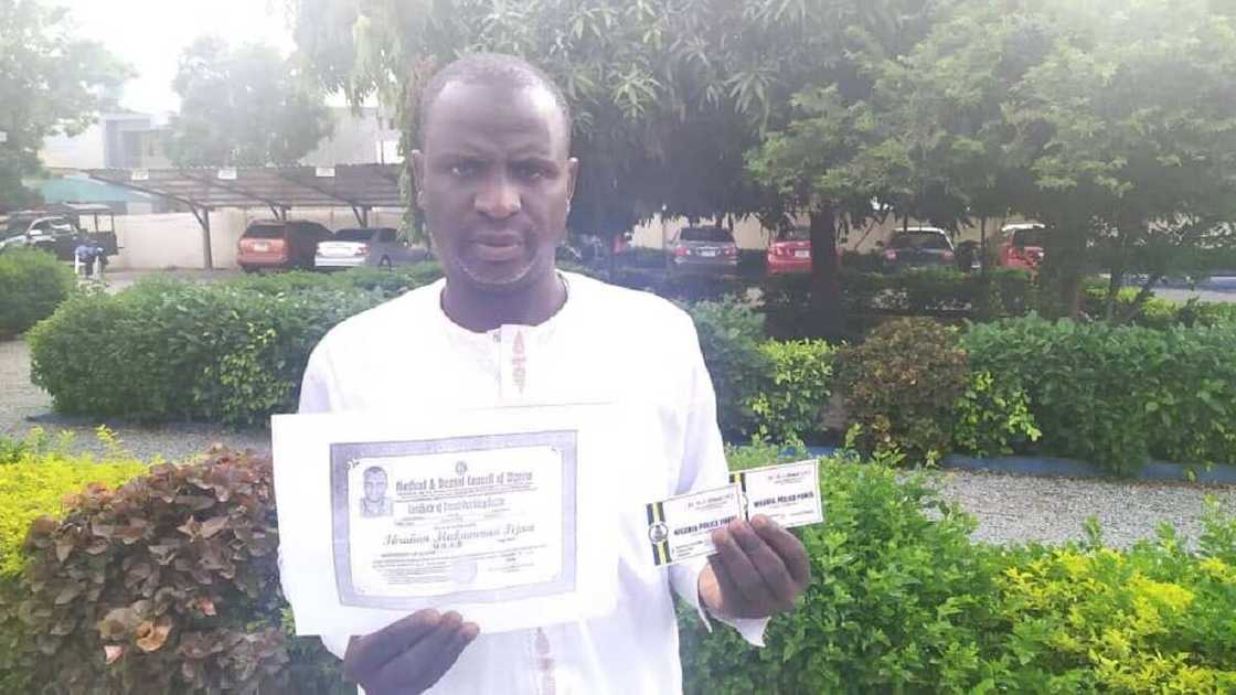 Hotunan mataimakin kwamishinan Ƴan Sanda na bogi da aka kama a cikin otel a Kano Hotunan mataimakin kwamishinan Ƴan Sanda na bogi da aka kama a cikin otel a Kano