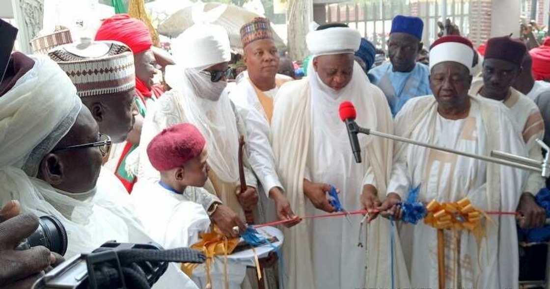Sultan da Sarakunan Arewa 20 sun kaddamar da babban masallacin Borno da akayi shekaru 32 ana gininsa Sultan da Sarakunan Arewa 20 sun kaddamar da babban masallacin Borno da akayi shekaru 32 ana gininsa