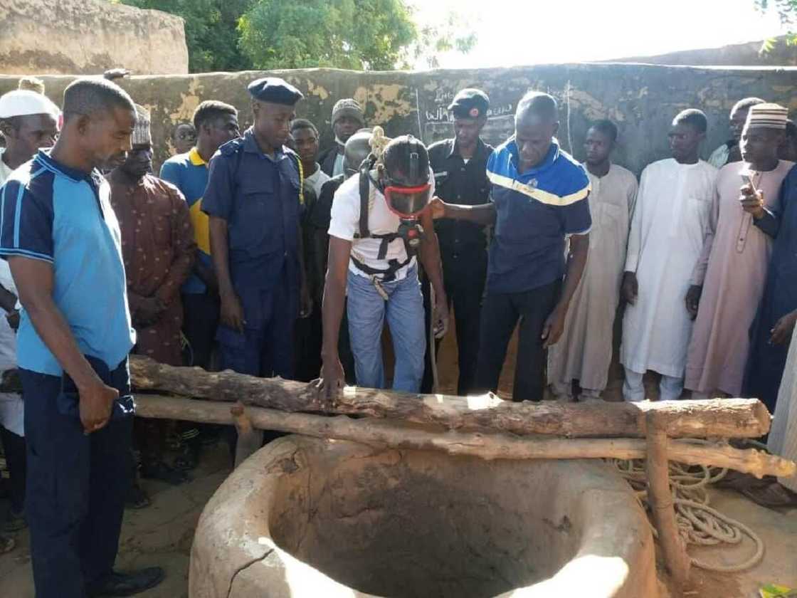 Yarinya 'yar shekara 9 ta nutse a rijiya bayan ta fada yayin ɗiban ruwa Yarinya 'yar shekara 9 ta nutse a rijiya bayan ta fada yayin ɗiban ruwa
