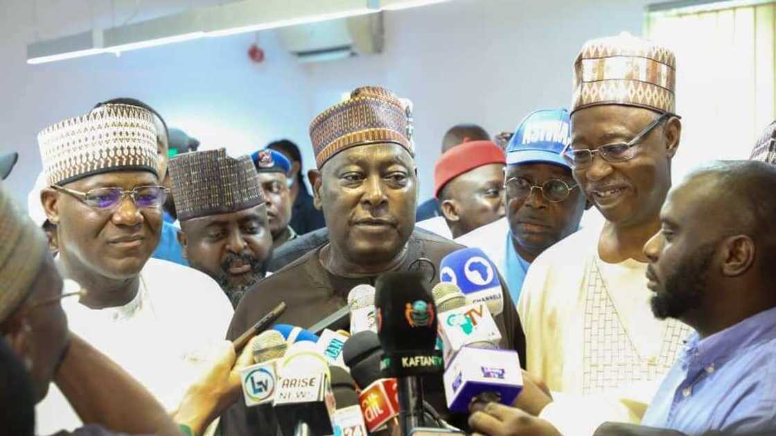Tinubu ya mika fom din tsayawa takara na APC Tinubu ya mika fom din tsayawa takara na APC