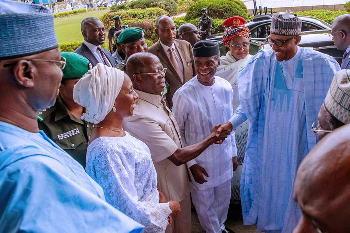 Kayatattun hotunan yadda shugaba Buhari ya karbi takardan shaidar nasara a zabe Kayatattun hotunan yadda shugaba Buhari ya karbi takardan shaidar nasara a zabe