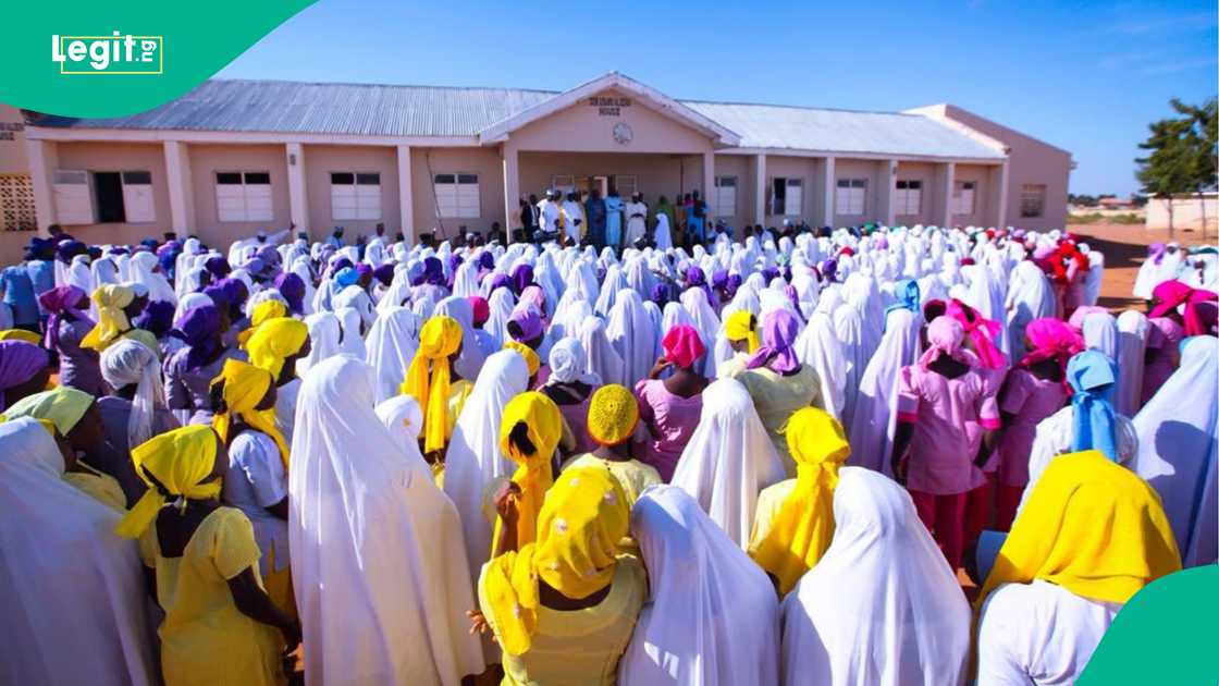 Adadin daliban da 'yan bindiga suka sace a makarantar Kebbi ya haura 25. Adadin daliban da 'yan bindiga suka sace a makarantar Kebbi ya haura 25.