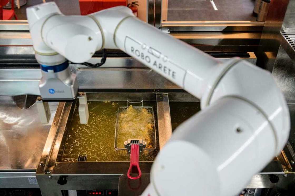 Entrepreneur Kang now has 15 robot-made chicken restaurants in South Korea, and one branch in Singapore Entrepreneur Kang now has 15 robot-made chicken restaurants in South Korea, and one branch in Singapore
