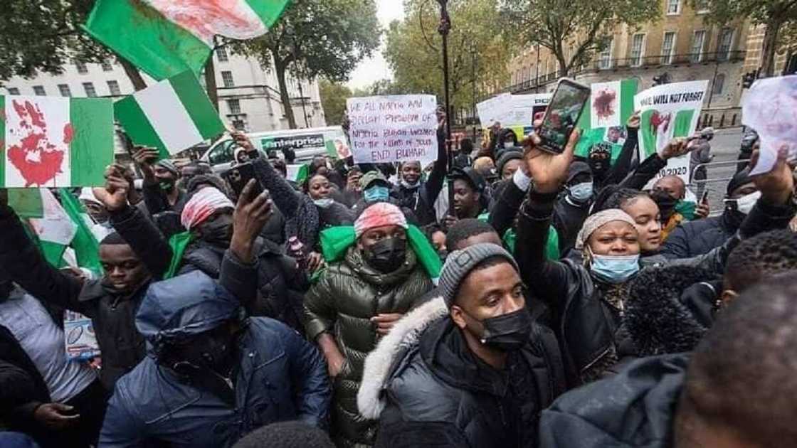 'Yan Najeriya sun yi wa Buhari zanga zanga a hanyar shiga gidansa na Landan 'Yan Najeriya sun yi wa Buhari zanga zanga a hanyar shiga gidansa na Landan