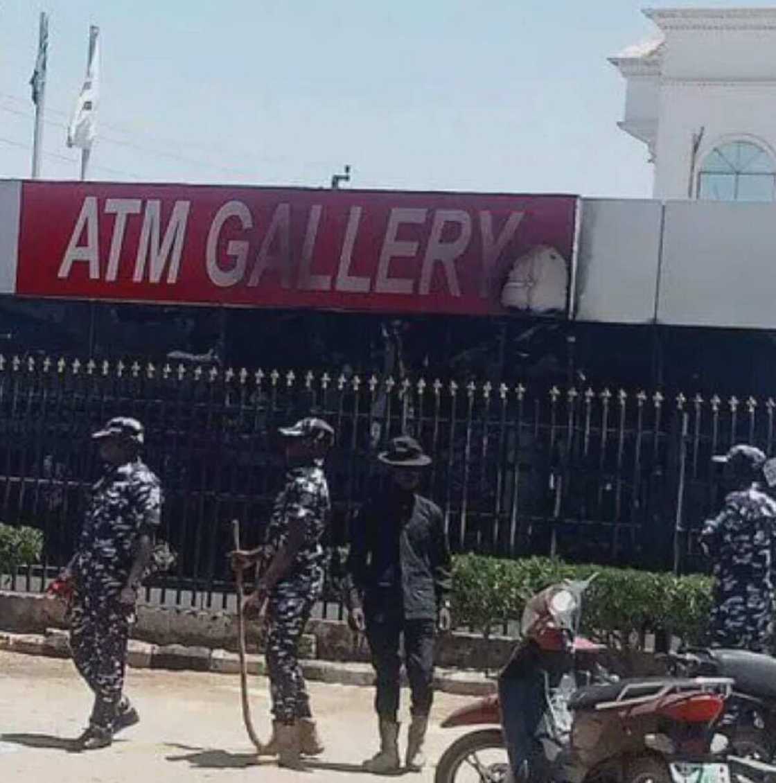 Jami'an tsaro tsaye wajen da aka yi gobara Jami'an tsaro tsaye wajen da aka yi gobara