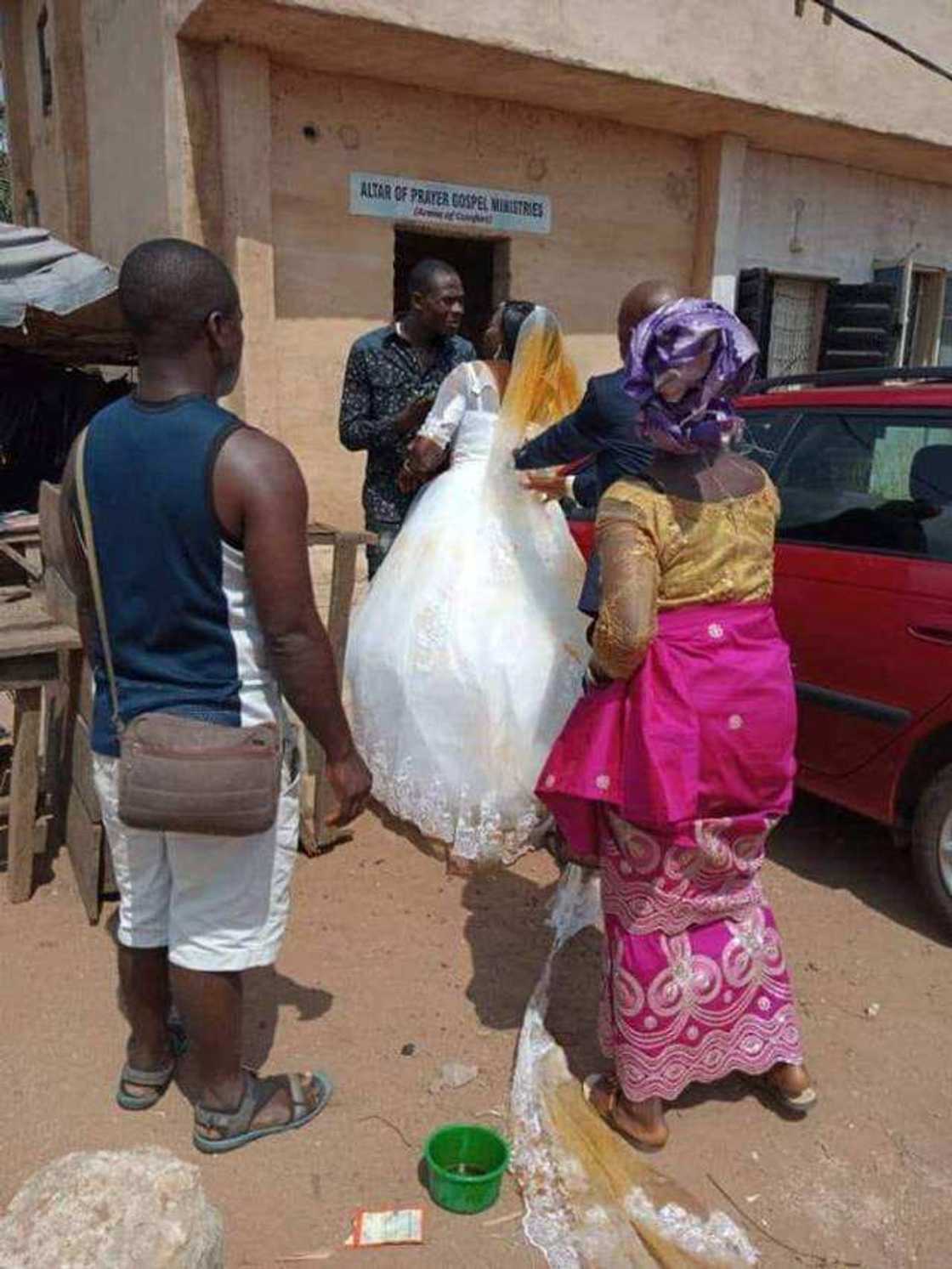 Kishi: Uwargida ta yiwa amarya wanka da manja a wajen biki (Hotuna da bidiyo) Kishi: Uwargida ta yiwa amarya wanka da manja a wajen biki (Hotuna da bidiyo)