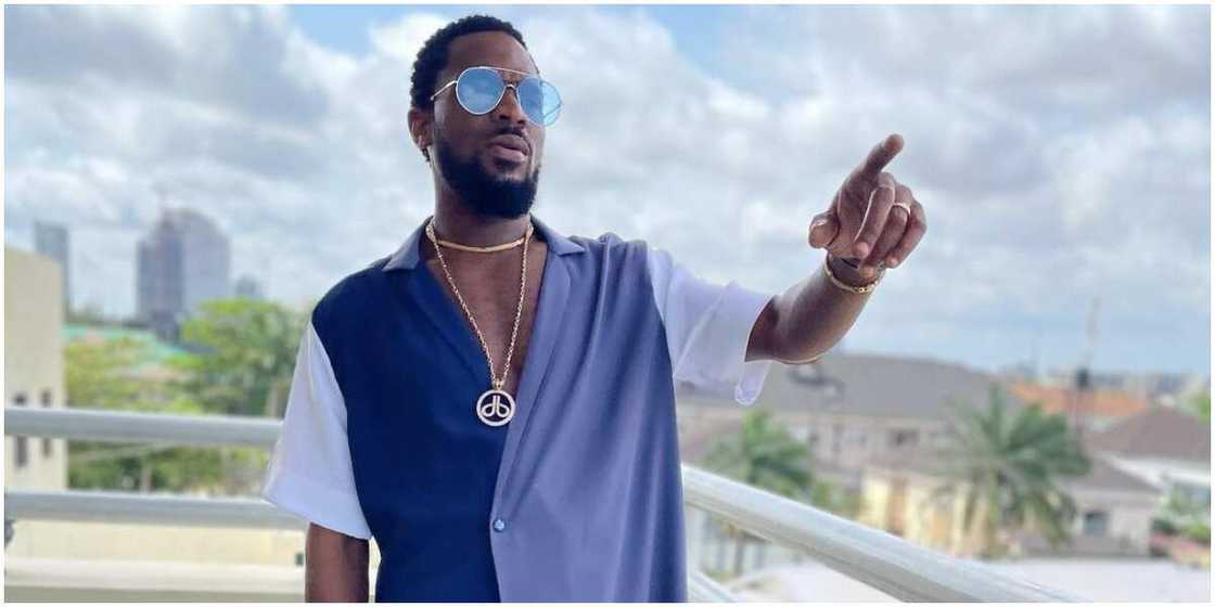 Dbanj dribbles AFRIMA officials on stage