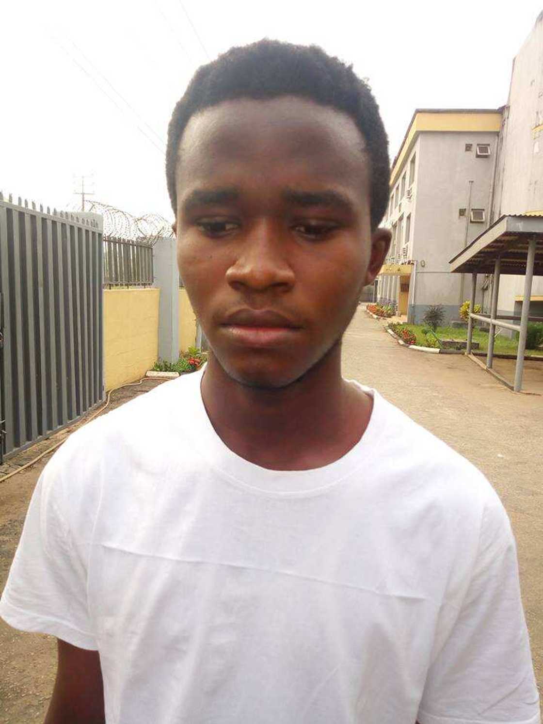 Kotu ta daure wasu kananan barayi da EFCC ta kamo, bayan sunyi damfarar N12m Kotu ta daure wasu kananan barayi da EFCC ta kamo, bayan sunyi damfarar N12m