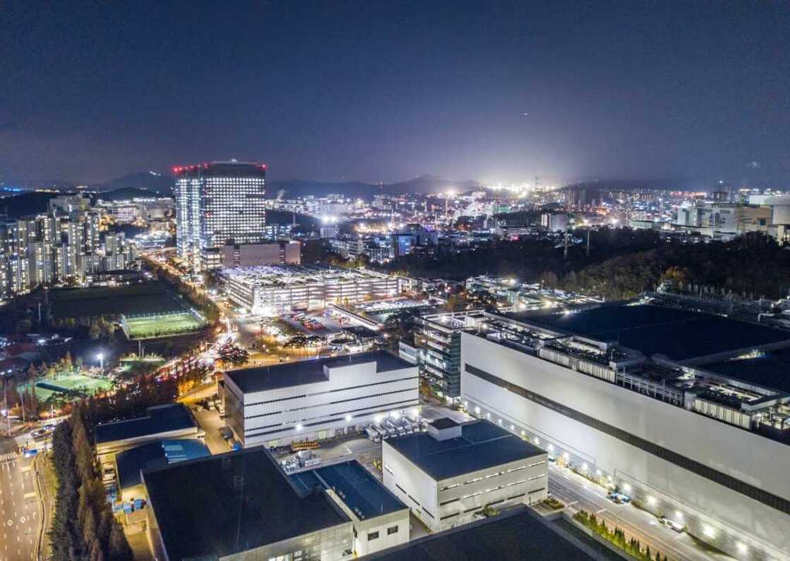 Samsung Electronics semiconductor factory at Hwaseong, south of Seoul. The firm is world's largest memory chip maker, and accounts for a significant chunk of global output of the high-end chips Samsung Electronics semiconductor factory at Hwaseong, south of Seoul. The firm is world's largest memory chip maker, and accounts for a significant chunk of global output of the high-end chips