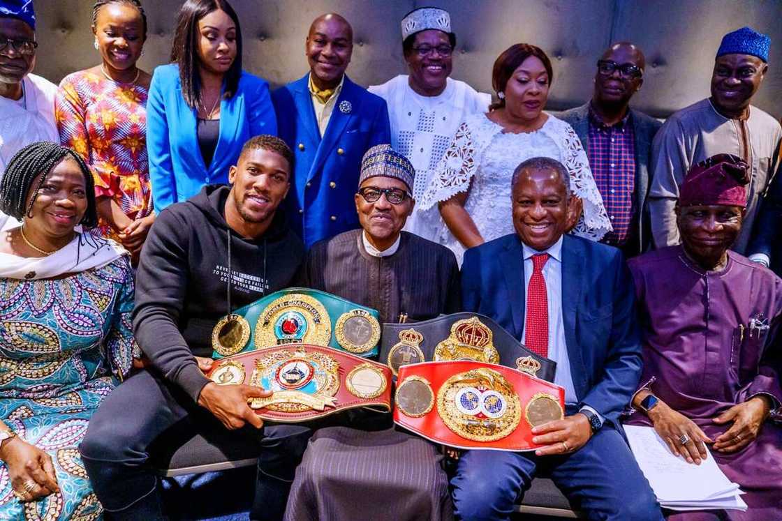 Zakaran dan damben duniya, Anthony Joshua, ya gabatarwa Buhari lambobin yabonsa (Hotuna)