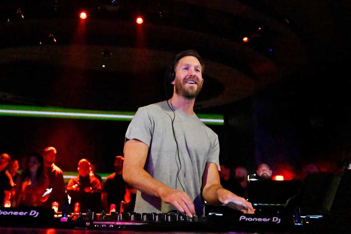 Calvin Harris performs onstage in Las Vegas Calvin Harris performs onstage in Las Vegas