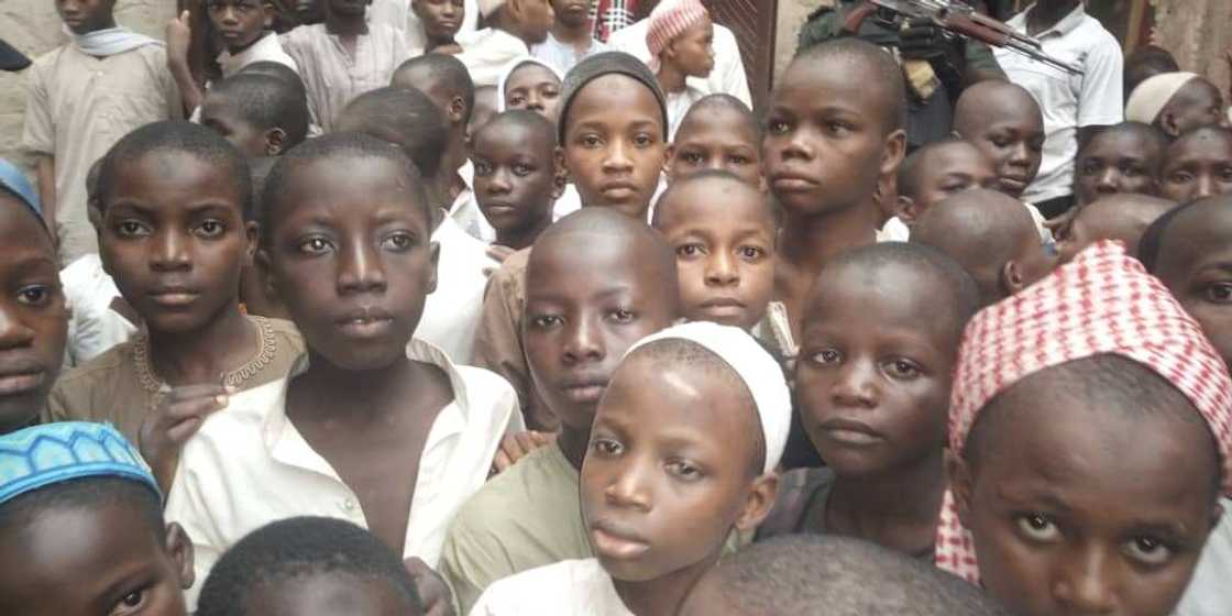 Yansanda sun gano wani gida da aka daure yara 300 a cikin sa a Kaduna Yansanda sun gano wani gida da aka daure yara 300 a cikin sa a Kaduna