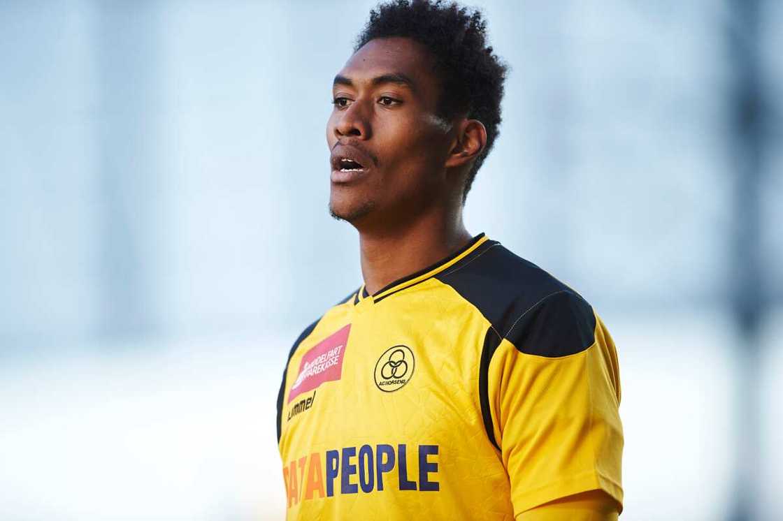 who is the tallest soccer player who is the tallest soccer player