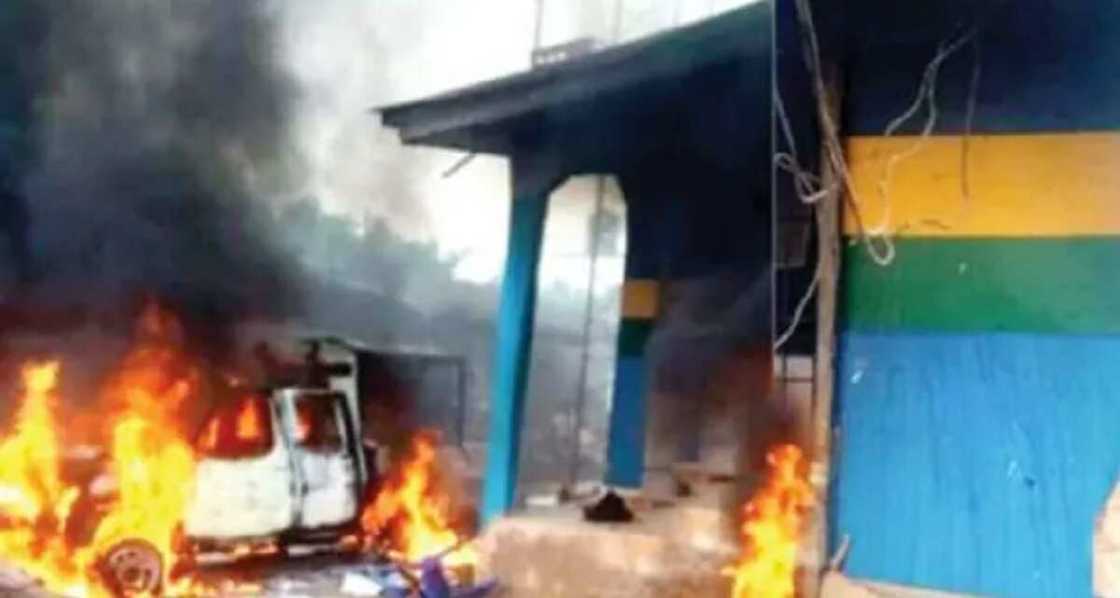 Da Duminsa: 'Yan Bindiga Sun Jefa 'Bam' Cikin Ofishin 'Yan Sanda, Sun Kashe Jami'ai Biyu Da Duminsa: 'Yan Bindiga Sun Jefa 'Bam' Cikin Ofishin 'Yan Sanda, Sun Kashe Jami'ai Biyu