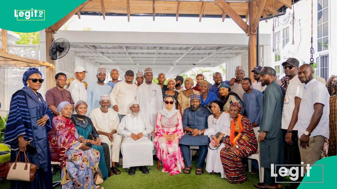 Abdulmalik Teina and APC supporters commend Senator Natasha Akpoti-Uduaghan for her leadership, constituency projects, and advocacy efforts during an appreciation visit in Kogi Central. Abdulmalik Teina and APC supporters commend Senator Natasha Akpoti-Uduaghan for her leadership, constituency projects, and advocacy efforts during an appreciation visit in Kogi Central.