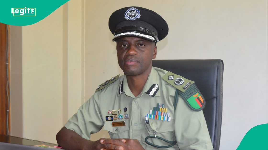 Rundunar 'yan sandan Zambia ta kama jami'inta da ya saki masu laifi da aka tsare Rundunar 'yan sandan Zambia ta kama jami'inta da ya saki masu laifi da aka tsare